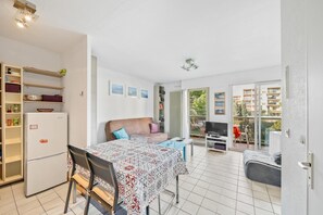 TV - Apartment in Hyères with Swimming Pool and Balcony (Hyères)