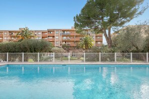Pool - Apartment in Hyères with Swimming Pool and Balcony (Hyères)