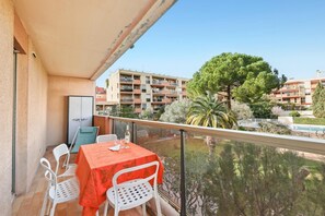 Outdoor dining - Apartment in Hyères with Swimming Pool and Balcony (Hyères)
