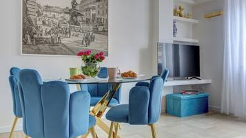 Comfort Apartment, 2 Bedrooms, Balcony, City View | Dining