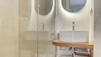 Comfort-lejlighed - 2 soveværelser - balkon - byudsigt | Badeværelse | Bruser, hårtørrer, håndklæder, Shampoo