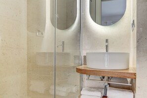 Comfort-lejlighed - 2 soveværelser - balkon - byudsigt | Badeværelse | Bruser, hårtørrer, håndklæder, Shampoo
