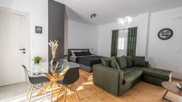 Studio Supérieur, vue cour intérieure | Coin séjour