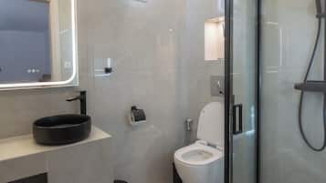 Studio Deluxe, vue cour intérieure | Salle de bain