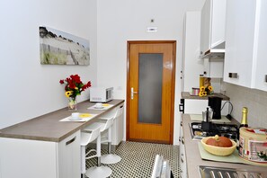 Een koelkast, een magnetron, een oven, een kookplaat