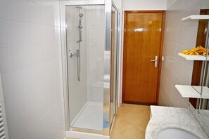 Shower, towels - Apartment 'Cattel A02' with Private Terrace (Lido di Jesolo)