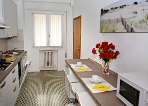 Fridge, microwave, oven, stovetop - Apartment 'Cattel A02' with Private Terrace (Lido di Jesolo)