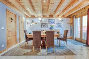 Dining - Spacious & centrally located, close to all amenities (Chamonix-Mont-Blanc)