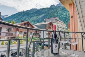 Outdoor dining - Spacious & centrally located, close to all amenities (Chamonix-Mont-Blanc)