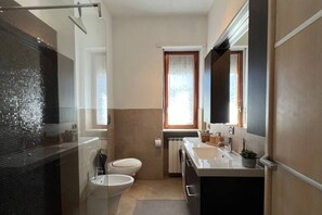 Dutxa, assecador de cabells i bidet 