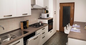 Fridge, microwave, stovetop, dishwasher - Cattel A05 with Private Terrace and Air Conditioning (Lido di Jesolo)