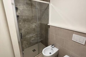 Shower, bidet - Renovated apartment Crocetta area (Torino)