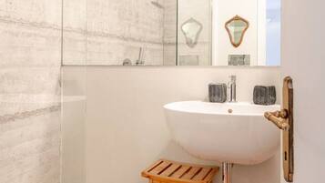 Dusche, Haartrockner, Bidet, Handtücher