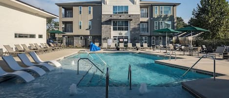 Seasonal outdoor pool, free cabanas