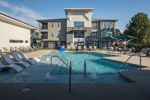 Seasonal outdoor pool, free cabanas