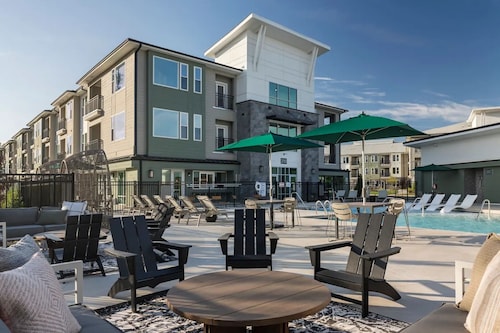 Landing Stunning 1bd, Clubhouse, Gym