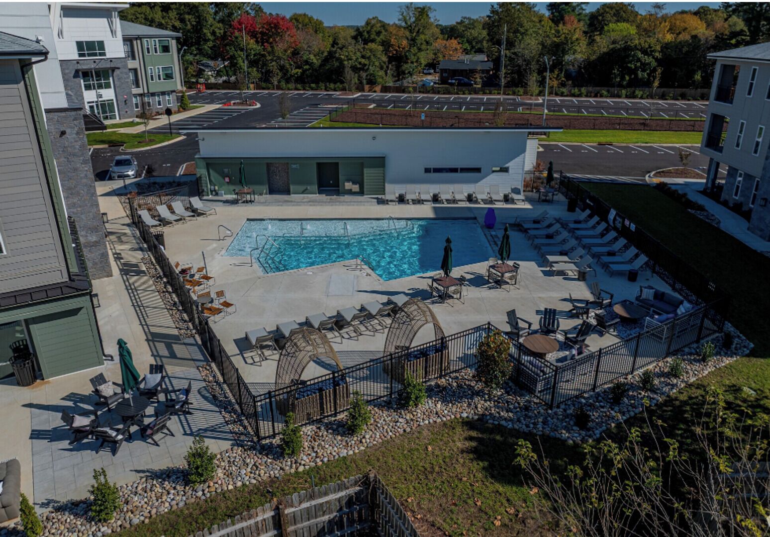 Uma área de piscina no terraço com espreguiçadeiras e piscina.