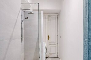 Dusche, Haartrockner, Bidet