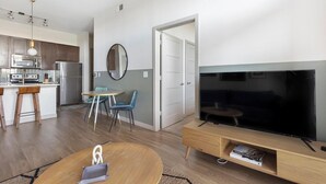Eine moderne Wohnung mit Küche, Essbereich und Wohnzimmer.
