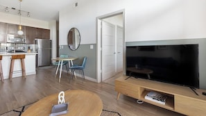A modern apartment with a kitchen, dining area, and living room. - Landing Apartments Near Southtown (San Antonio)