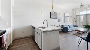 Lejlighed (1 Bedroom) | Privat køkken | Køleskab, mikrobølgeovn, ovn, kogeplade