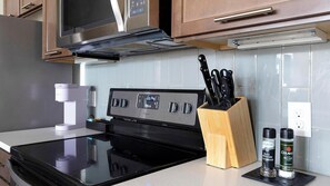 Standard Apartment (2 Bedrooms) | Private kitchen | Fridge, microwave, oven, stovetop