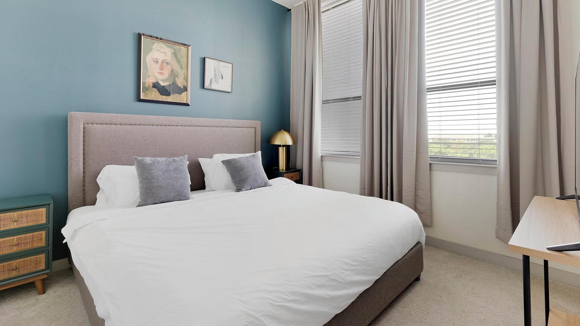 1 habitación, decoración personalizada, muebles diferentes y escritorio 