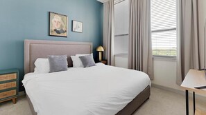 1 habitación, decoración personalizada, muebles diferentes y escritorio 