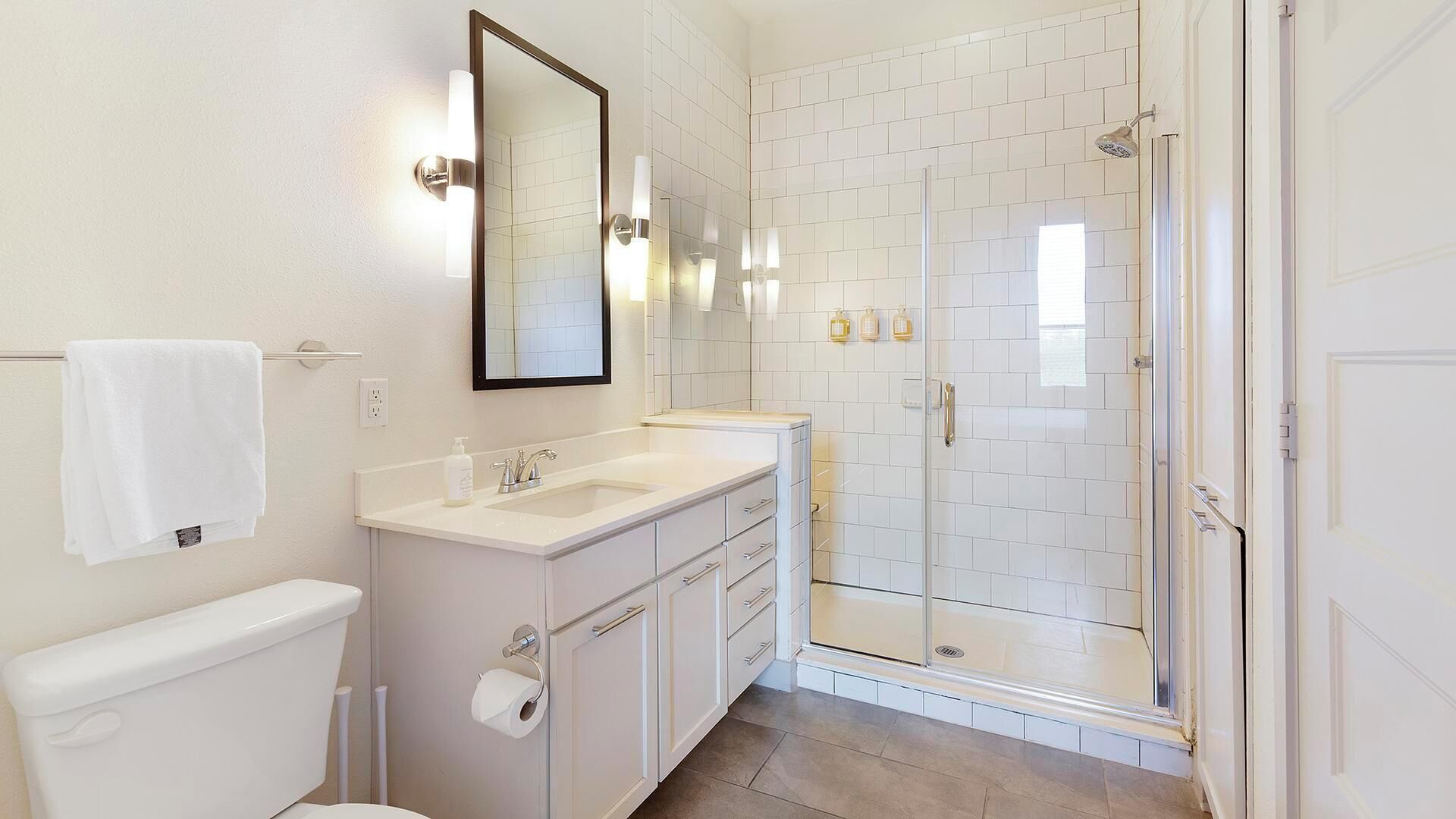Apartment (1 Bedroom) | Bathroom | Free toiletries, hair dryer, towels, soap