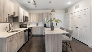 Apartment (2 Bedrooms) | Private kitchen - Landing Apartments Fort Worth Near Historic Southside (Fort Worth)