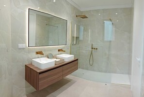 Regadera, secadora de cabello, bidet, toallas 