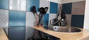 Jääkaappi, mikroaaltouuni, kahvin-/teenkeitin, vedenkeitin