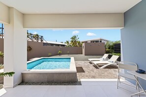 Outdoor pool - Villa Anosia Laman: View with sunset, private pool, and 2 beaches nearby (Westpunt)