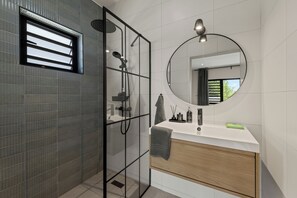 Shower, eco-friendly toiletries, hair dryer, towels - Villa Anosia Laman: View with sunset, private pool, and 2 beaches nearby (Westpunt)