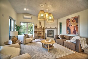 Living area - On the shores of Bowker Lake, with views of Mont Orford and Mont Chauve. (Orford)