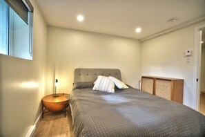 Room - On the shores of Bowker Lake, with views of Mont Orford and Mont Chauve. (Orford)