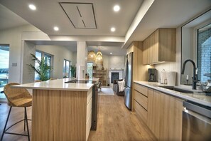 Private kitchen - On the shores of Bowker Lake, with views of Mont Orford and Mont Chauve. (Orford)