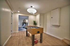 Games room - On the shores of Bowker Lake, with views of Mont Orford and Mont Chauve. (Orford)