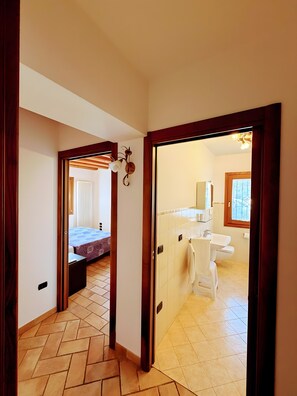 Tabla de planchar con plancha, wifi, ropa de cama