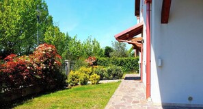 Property grounds - Villa 'Mascagni 01' with Private Terrace, Garden, and Air Conditioning (Jesolo)