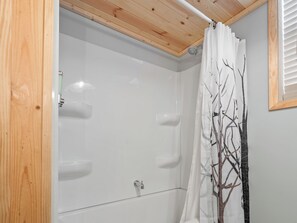 Shower, hair dryer, towels, soap - Sam's Place- Peaceful Cabin near Lake Of Egypt (Creal Springs)