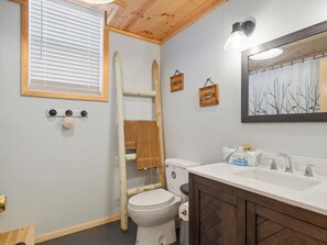 Shower, hair dryer, towels, soap - Sam's Place- Peaceful Cabin near Lake Of Egypt (Creal Springs)