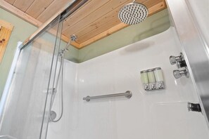 Shower, hair dryer, towels, soap - Sam's Place- Peaceful Cabin near Lake Of Egypt (Creal Springs)