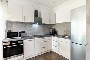 Fridge, microwave, oven, stovetop - Holiday Home for 6 People (76 m²) at Herkebrügger See in Barßel (Barßel)
