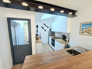 Private kitchen - Carnac bourg, charming quiet 4-bedroom house (sleeps 8) (Carnac)