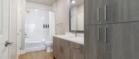 Apartamento (2 Bedrooms) | Banheiro | Produtos de toalete grátis, secador de cabelo, toalhas de banho