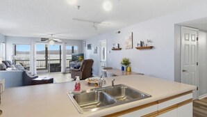 Cozinha moderna com uma ilha grande, área de jantar e varanda com vista.