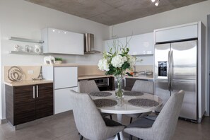 Private kitchen - Atlantis modern living with panoramic ocean views (San Juan)