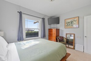 Room - Historic PNW Bungalow  Sunset & Water View (Everett)