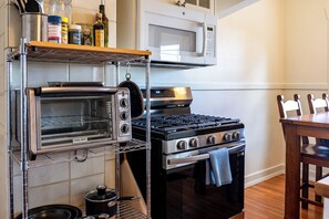 Private kitchen - Historic PNW Bungalow  Sunset & Water View (Everett)